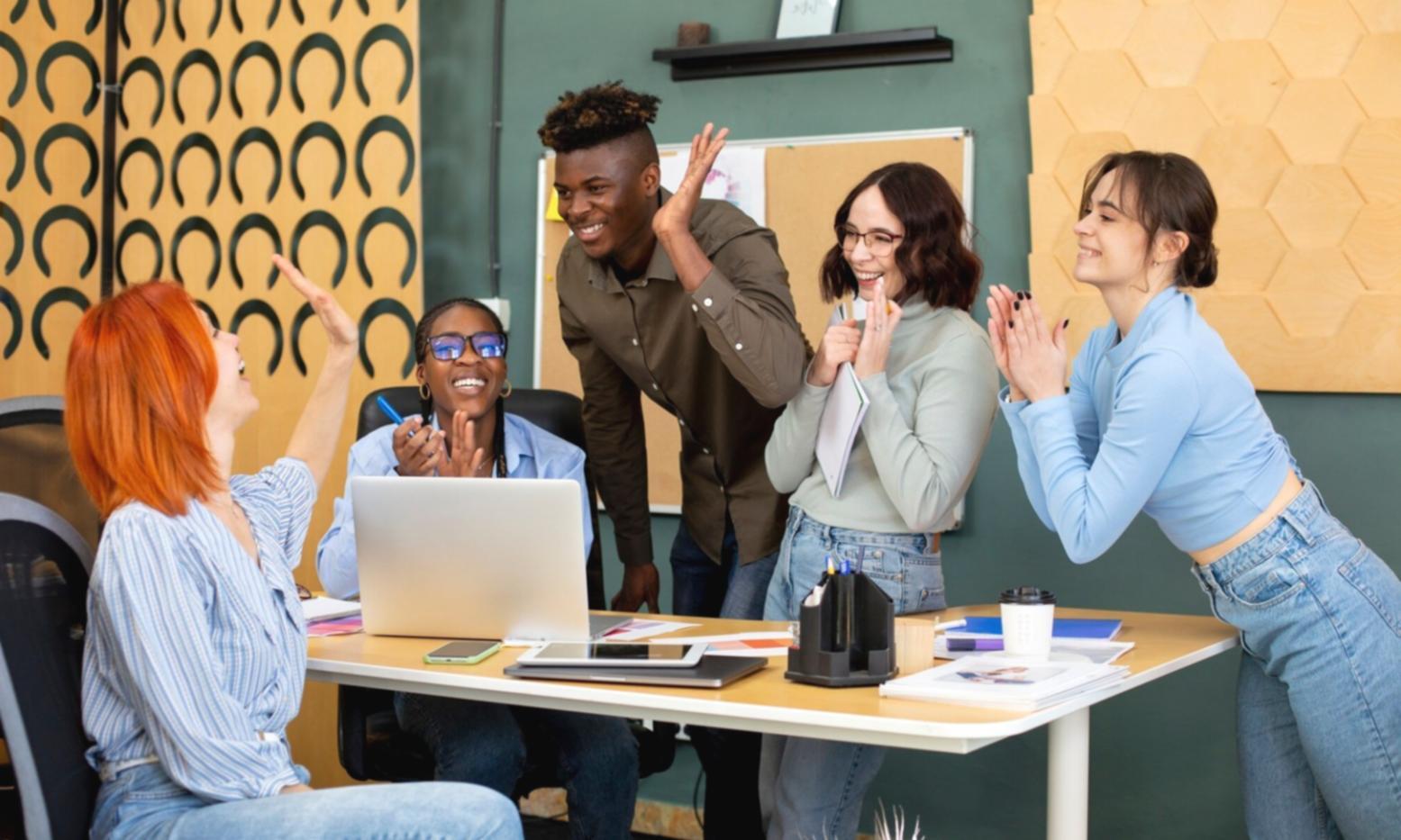 Frau prüft Finanzdokumente am Schreibtisch