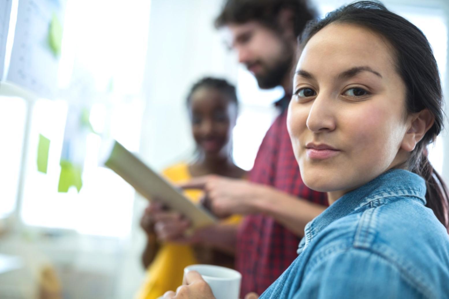 Teilnehmende arbeiten gemeinsam an Budgetplänen