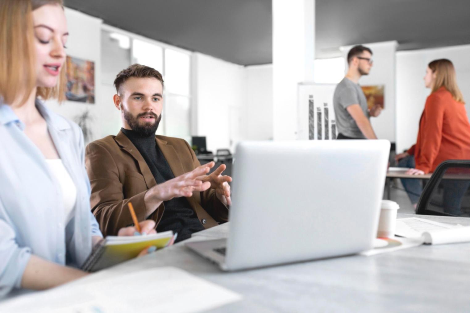 Person arbeitet konzentriert mit Finanzplan